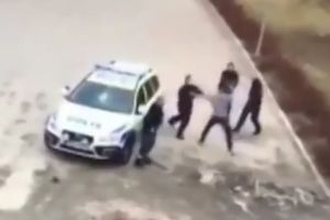 (VIDEO) MIGRANT JAČI OD 3 POLICAJKE: Ne može mu niko ništa!