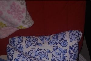 (FOTO 18+) SPAVA NA TOME?! Kupila je nove jastučnice, a kad ih je stavila na jastuke... ŠOKIRALA SE!