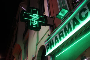 SRPSKI VOZAČI ZBUNJENI, MISLE DA JE SEMAFOR: Zeleni svetleći apotekarski krstovi ih zaslepljuju!