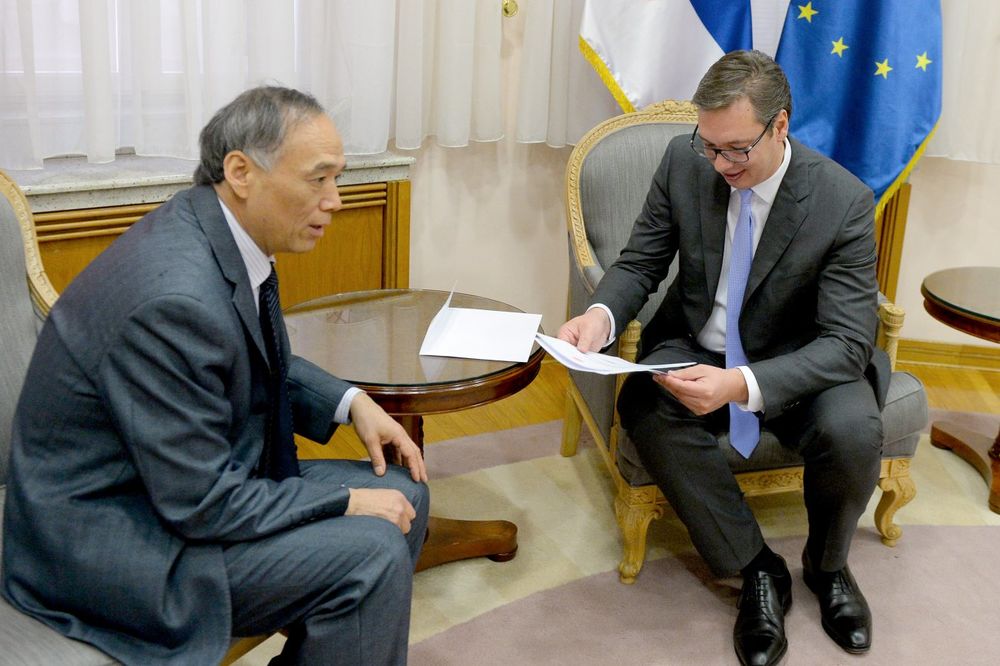 SRBIJA JE NAŠ VELIKI I VAŽAN PARTNER: Kineski ambasador doneo Vučiću čestitku predsednika Đinpinga