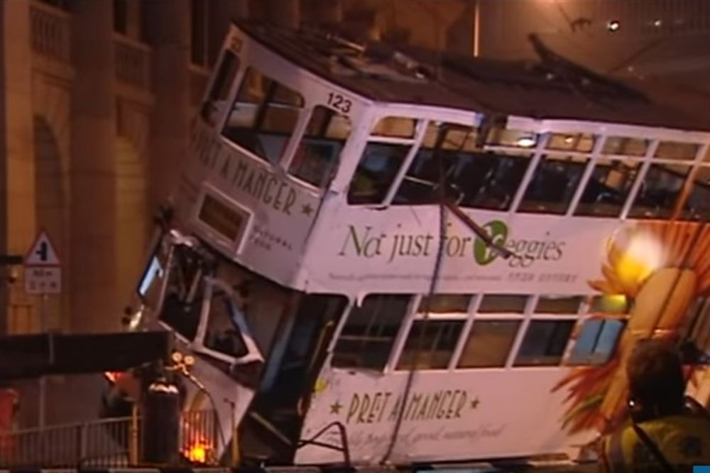 (VIDEO) NEVIĐENA LUDNICA U HONGKONGU: Prevrnuo se dvospratni tramvaj, povređeno 11 ljudi