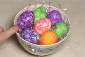(VIDEO) Uskršnja dekoracija: Nećete verovati kako su ova jaja ofarbana!