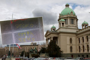 (FOTO) JUTRO NAKON PROTESTA: Na Domu Narodne skupštine osvanuli uvredljivi grafiti