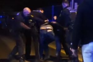 (VIDEO) OVAKO BIJE NEMAČKA POLICIJA: Premlatili momka jer nije hteo da ugasi cigaretu!