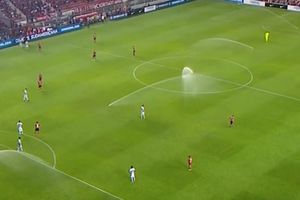 (VIDEO) ŠOU NA STADIONU! Igrači mokri do gole kože: Prskalice se uključile i okupale fudbalere