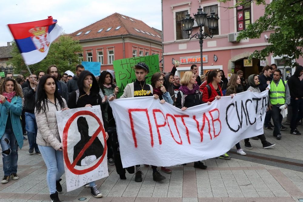 (UŽIVO) PROTESTI U GRADOVIMA ŠIROM SRBIJE: Građani šetaju u Novom Sadu, Nišu, Pančevu, Zrenjaninu...