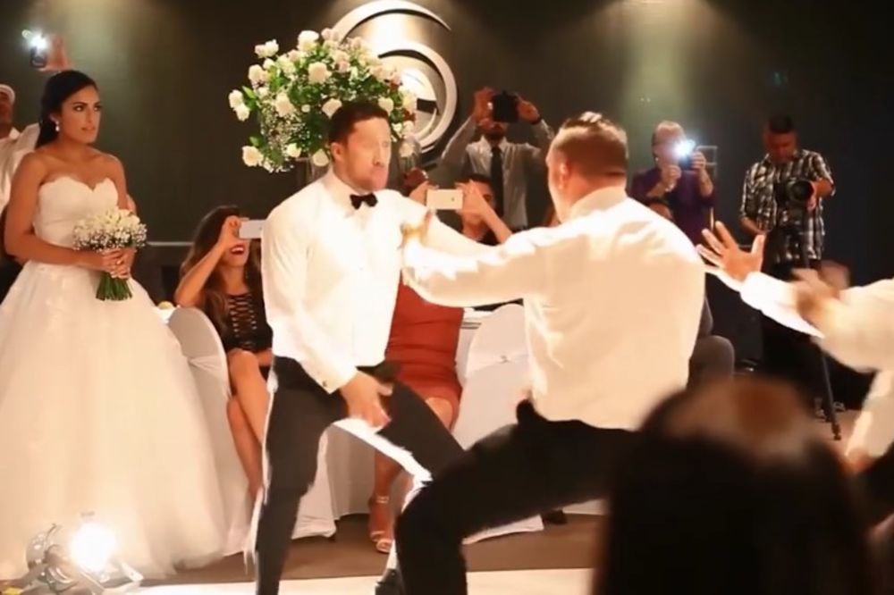(VIDEO) I OVO JE VENČANJE: Na ovakvoj svadbi sigurno niste bili, a evo zašto je TOLIKO MOĆNA