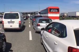 (VIDEO) HAOS NA GRANICAMA: Slovenački carinici vežbaju strogoću, vade sve iz vozila...