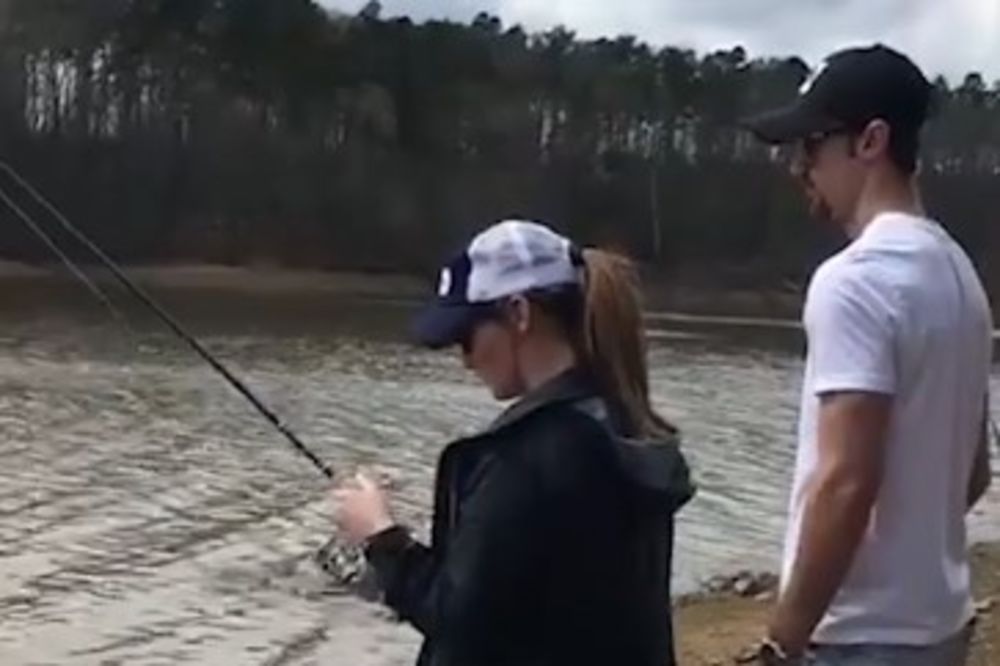 (VIDEO) ODVEO JE DEVOJKU NA PECANJE: Ona je ulovila nešto zbog čega je odmah počela da PLAČE!