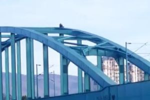 (VIDEO) DRAMA U ZAGREBU: Dvoje ljudi se popelo na vrh Savskog mosta, stigla i policija