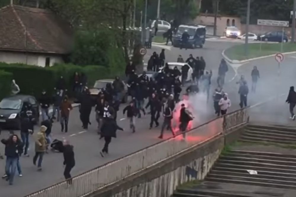 (VIDEO) MASOVNA TUČA NAVIJAČA: Pogledajte žestok okršaj Grobara i Delija ispred stadiona Partizana