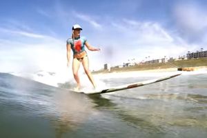 (VIDEO 18+) OVA SURFERKA JE POTPUNO GOLA: Ali to NIKO na plaži nije primetio! Dobro se zagledajte!
