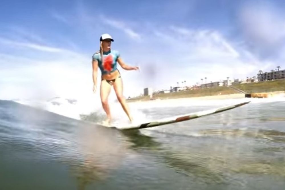 (VIDEO 18+) OVA SURFERKA JE POTPUNO GOLA: Ali to NIKO na plaži nije primetio! Dobro se zagledajte!