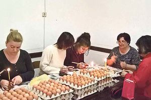 VREDNE ŽENE U LOZNICI: Našaraće hiljadu jaja za Vaskrs
