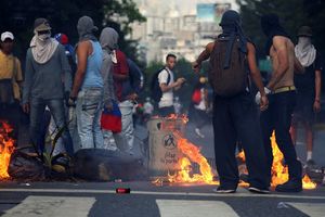 VATRENE ULICE U KARAKASU: Demonstranti gađali policiju molotovljevim koktelima pa popili suzavac