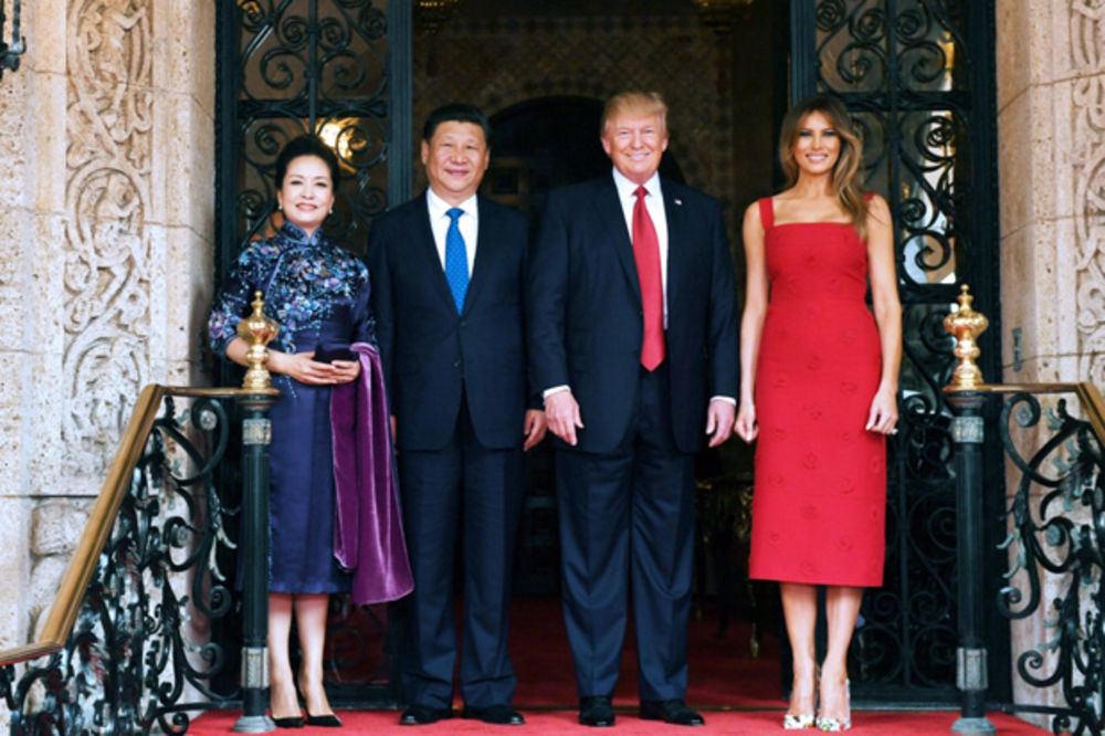 STILISTI OTKRIVAJU: Evo zašto je Melanija Tramp skratila haljinu za doček kineske Prve dame