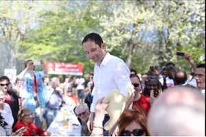 NEOBIČNA KAMPANJA U FRANCUSKOJ: Kandidat socijalista na pikniku, rivali razmenjuju optužbe