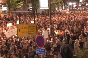 KURIR TV SEDMI DAN PROTESTA: Ovako je bilo sinoć ispred RTS-a