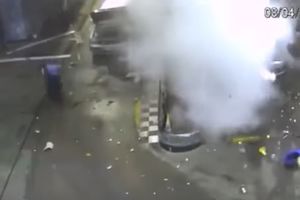 (UZNEMIRUJUĆI VIDEO) ŠOKANTNA EKSPLOZIJA NA BENZINSKOJ PUMPI: Točili su plin, a onda je sve puklo