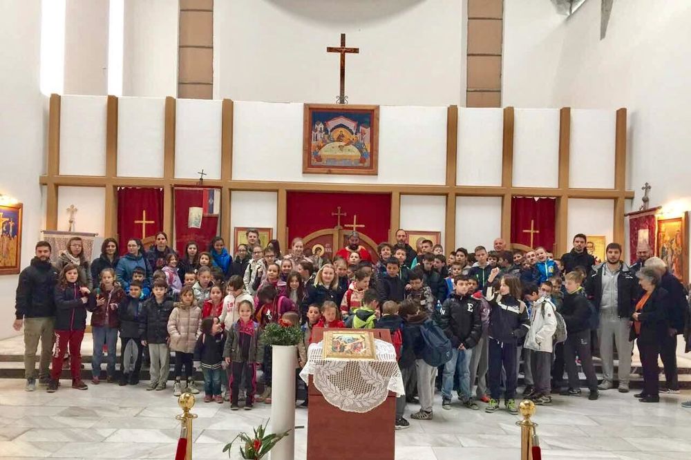 (VIDEO, FOTO) DECA ZA PRIMER: Mališani dali džeparac za izgradnju crkve brvnare na Avali