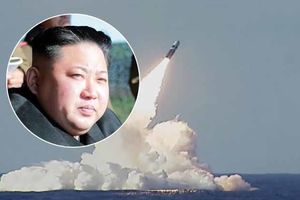 (FOTO) PREDOSTROŽNOST ILI NEŠTO DRUGO? Kim pokazuje raketu, a pogledajte NEBO iznad Severne Koreje