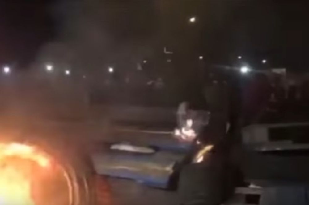 (VIDEO) DRAMATIČNO NA PROTESTU ČUVARA ZATVORA U PARIZU: Vatra, suzavac i BARIKADE