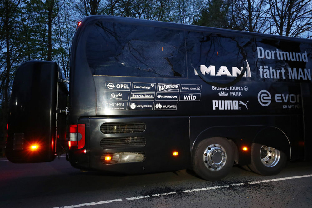 DRAMA FUDBALERA BORUSIJE Evo kako izgleda klupski autobus posle napada na igrače nemačkog tima VIDEO