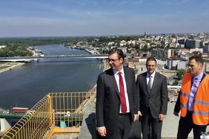 (FOTO) IZNENADNA POSETA GRADILIŠTU: Premijer Vučić obišao radove na Beogradu na vodi