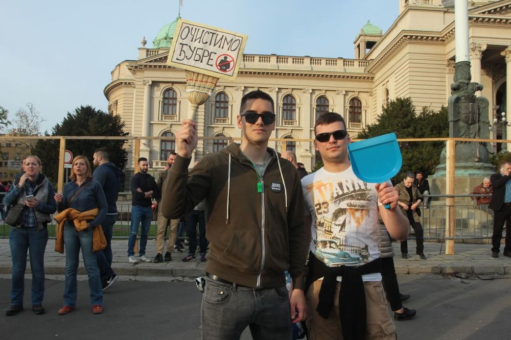 DEMONSTRANTI POKRENULI AKCIJU: Pošalji Martinoviću fotku sa protesta