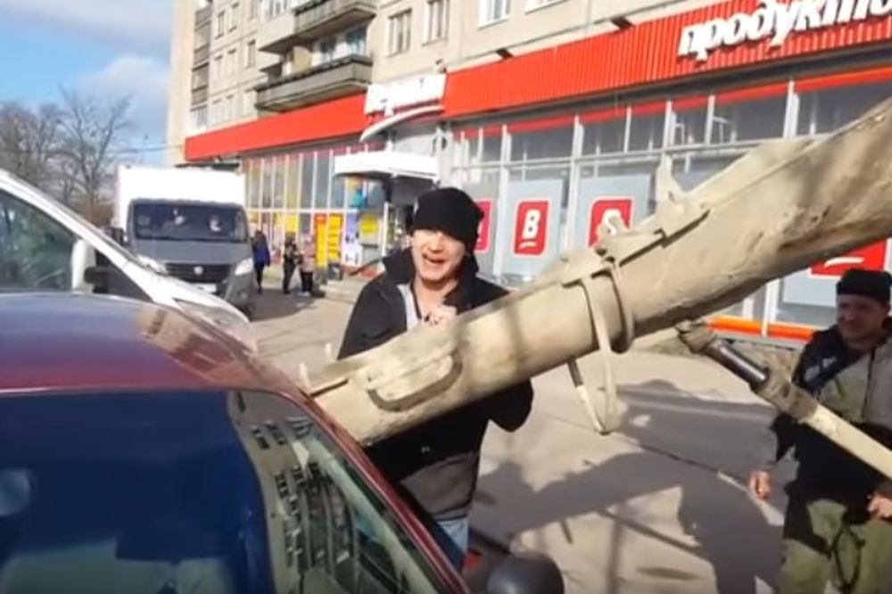 (VIDEO) KAD SE RUS NALJUTI NA ŽENU! Htela da promeni prezime, pa muž napunio njen auto betonom
