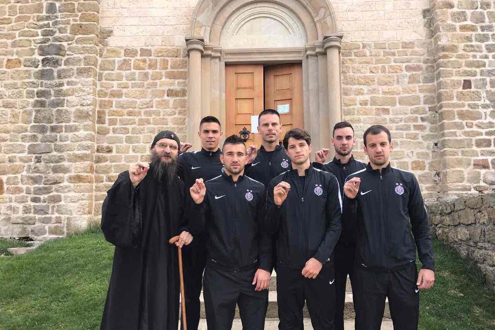 POMOZI, BOŽE: Fudbaleri Partizana posetili manastir Đurđevi stupovi uoči gostovanja Novom Pazaru
