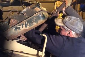 (VIDEO) OKLOPLJENO BLAGO: Kupili olupinu tenka, pa u njemu našli zlatne poluge vredne milione evra!