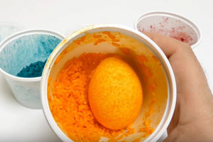 (VIDEO) U čašu sa pirinčem dodao prehrambenu boju: Genijalan trik za farbanje vaskršnjih jaja!