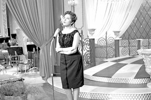 KOMŠIJE SU JE PRONAŠLE MRTVU U FOTELJI: Srpska pevačica imala je buran život, a na dan njene sahrane dogodila se velika sramota!