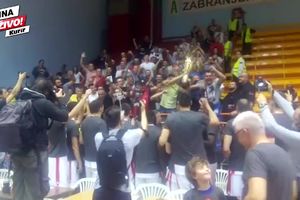 (KURIR TV) ZVEZDINA PESMA U ZAGREBU: Ovako su crveno-beli košarkaši sa Delijama slavili novi prsten