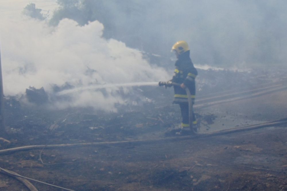 IZBEGNUTA KATATSTROFA: Požar kod Železničke stanice u Grdelici pod kontrolom