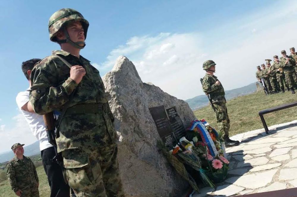 POMEN HEROJIMA U SELU RELJAN: Obeleženo 18 godina od pogibije vojnika u NATO agresiji