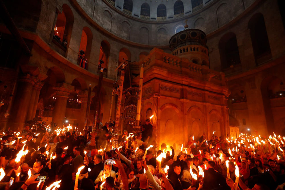 DOČEK BLAGODATNOG OGNJA U JERUSALIMU: Evo kako će jedna od najvećih svetinja biti poslata pravoslavnim crkvama u svetu