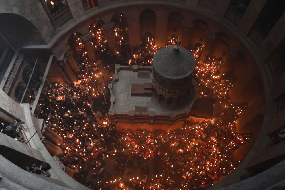 (FOTO/VIDEO) BOŽJE ČUDO ZASIJALO U JERUSALIMU: Naježićete se od prizora iz Crkve Hristovog Groba