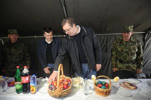 VUČIĆ NA VASKRS SA VOJNICIMA RAKETNE BRIGADE: Premijer pobedio Đorđevića, ali izgubio od Dikovića