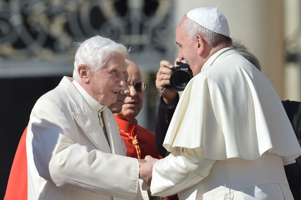 KADA UDARI PAPA NA PAPU: Iza zidina Vatikana traje tajni sukob Franje i Benedikta XVI, sve manje onih koji veruju u suživot dva pontifa! Ishod može POCEPATI SVET (VIDEO)