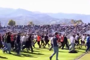 (VIDEO) HAOS NA KORZICI: Huligani Bastije izleteli na teren i napali fudbalere Liona!