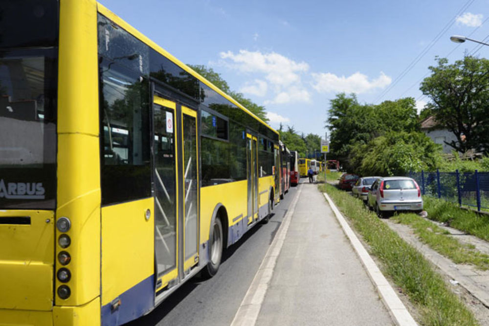 (FOTO) USKRŠNJI HIT U ŽARKOVU: Vozač GSP na originalan način čestitao praznik i oduševio sugrađane!