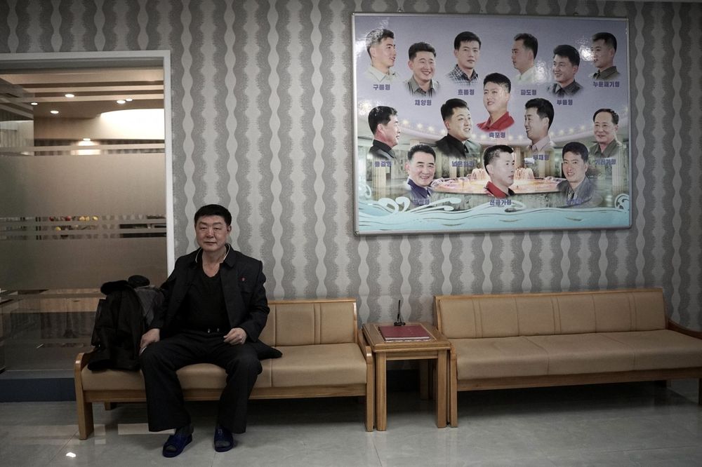 (FOTO) ŠIŠANJE SAMO PO MERI VLASTI: Pogledajte koje su frizure DOZVOLJENE u Severnoj Koreji