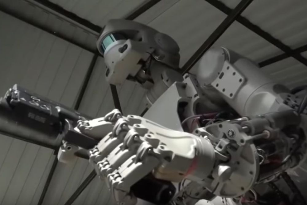 (VIDEO) PUTIN OBUČAVA VOJSKU ROBOTA: Ovo su moćni ruski terminatori SPREMNI DA PUCAJU!