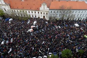 (FOTO) OVO SU NAPRAVILA DVA GIMNAZIJALCA: Pozvali na protest preko FB, izašle hiljade Slovaka