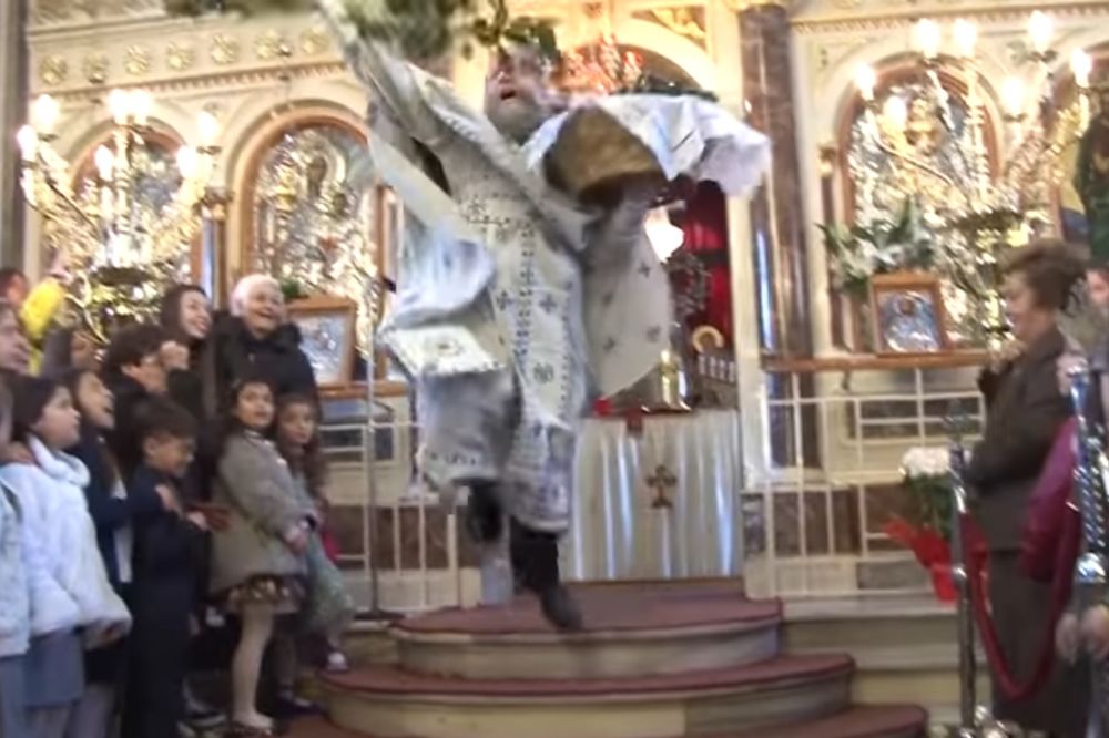 (VIDEO) LETEĆI POP ODUŠEVIO VERNIKE: Pogledajte kako izgleda proslava Vaskrsa na ovom grčkom ostrvu