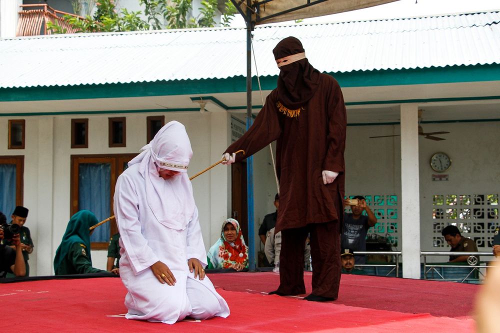 PREKRŠILI ŠERIJAT: Muškarac i žena JAVNO bičevani u Indoneziji, razlog je ŠOKANTAN!