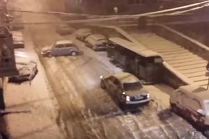 (FOTO,VIDEO) SNEG NAPRAVIO KOLAPS U SARAJEVU: Putevi prekriveni, kola se okreću po ulicama