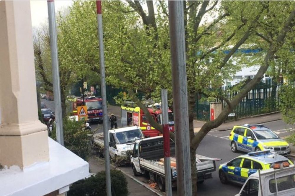 (VIDEO) PANIKA U LONDONU: Eksplozija u stambenoj četvrti, povređen policajac